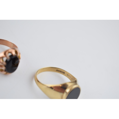 535 - 9ct gold gents ring set with onyx, one in ornate clasps in rose gold, size S and W, 7.6 grams (2).