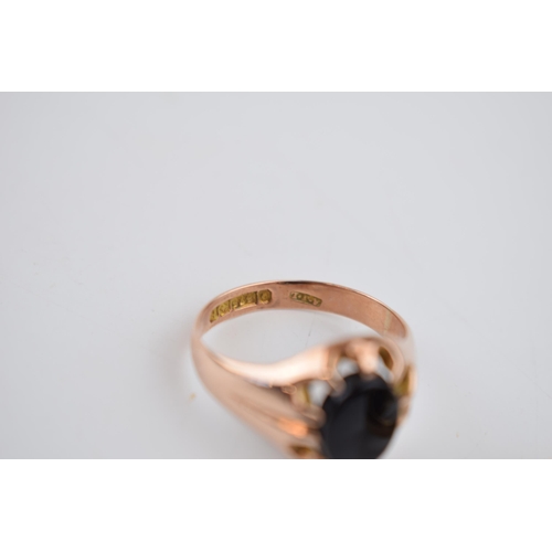 535 - 9ct gold gents ring set with onyx, one in ornate clasps in rose gold, size S and W, 7.6 grams (2).