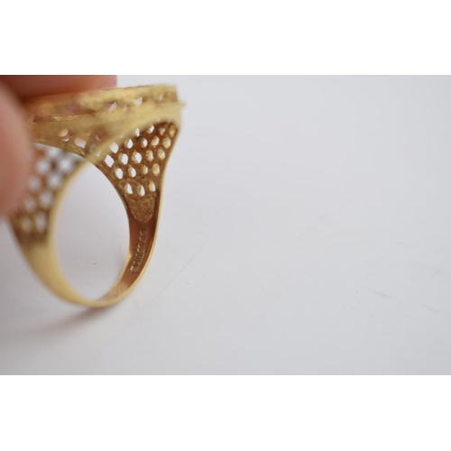 536 - 9ct gold sovereign mount ring, bright cut design, size X, 5.9 grams.