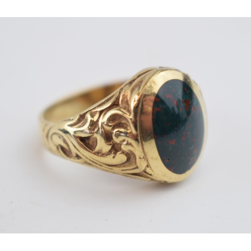 537 - 9ct gold ring with ornate shoulder, set with agate, size V, 10.0 grams.