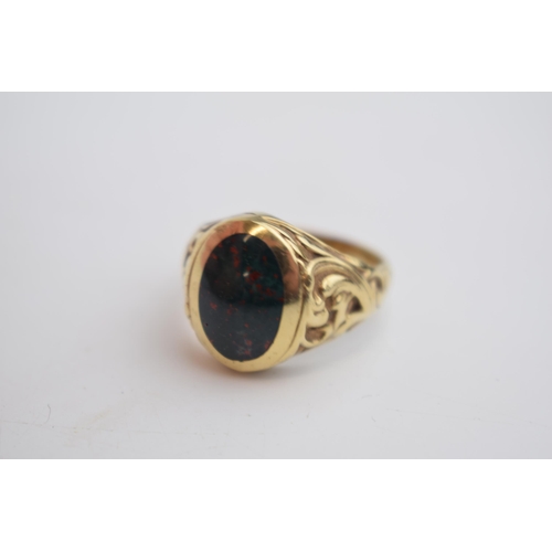 537 - 9ct gold ring with ornate shoulder, set with agate, size V, 10.0 grams.