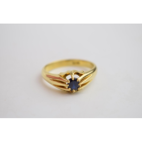 538 - 18ct gold gents ring set with ornately-set sapphire, 7.8 grams, size W.