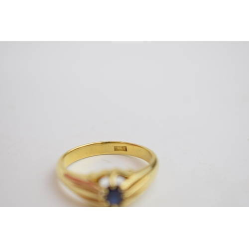 538 - 18ct gold gents ring set with ornately-set sapphire, 7.8 grams, size W.