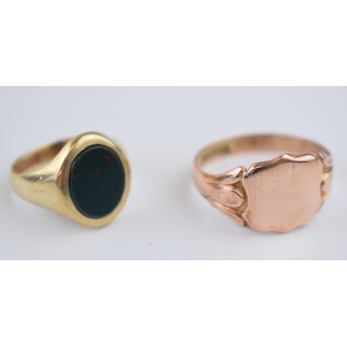 540 - A 9ct rose gold signet ring, vacant cartouche, size Y, with a 9ct gold signet ring set with agate, s... 