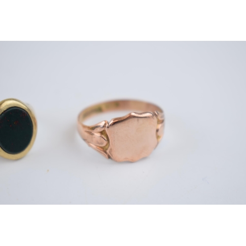 540 - A 9ct rose gold signet ring, vacant cartouche, size Y, with a 9ct gold signet ring set with agate, s... 