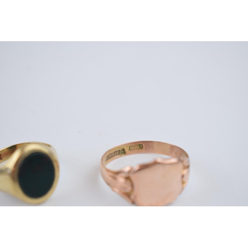 540 - A 9ct rose gold signet ring, vacant cartouche, size Y, with a 9ct gold signet ring set with agate, s... 