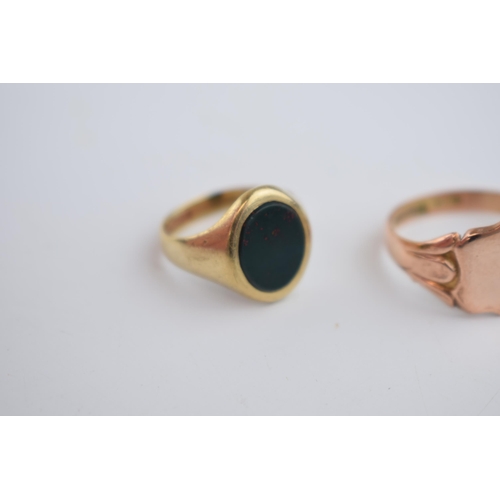 540 - A 9ct rose gold signet ring, vacant cartouche, size Y, with a 9ct gold signet ring set with agate, s... 