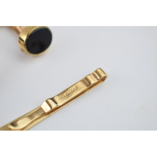 542 - A 9ct gold tie pin with engraved decoration together with a 9ct gold pair of cufflinks set with onyx... 