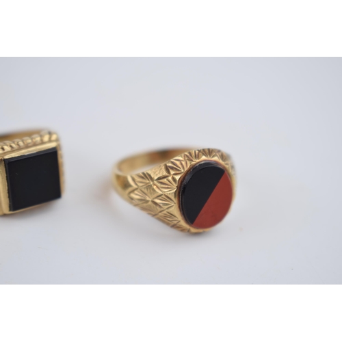 544 - A pair of 9ct gold gents ring, one with square onyx inset, size R, with a similar example, size T/U,... 