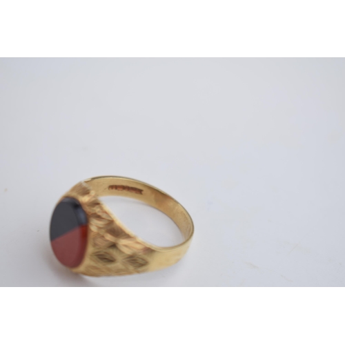 544 - A pair of 9ct gold gents ring, one with square onyx inset, size R, with a similar example, size T/U,... 