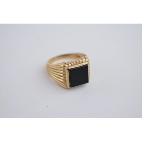 544 - A pair of 9ct gold gents ring, one with square onyx inset, size R, with a similar example, size T/U,... 