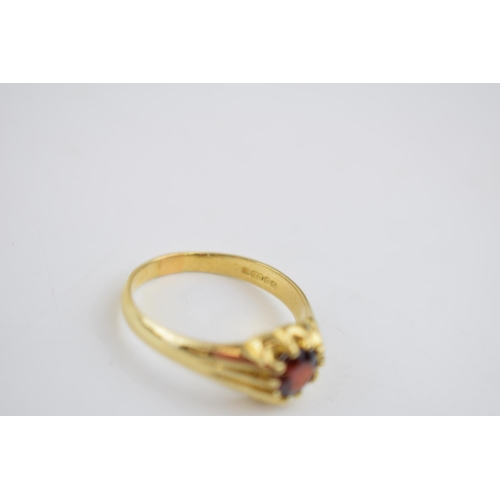 547 - 9ct gold ring set with central garnet, size X, together with a 9ct gold tie pin with metal pin, 1.8 ... 