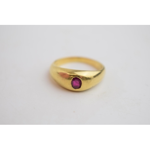 595 - 18ct gold hallmarked single ruby gypsy set ring, size S, weight 9.1g.