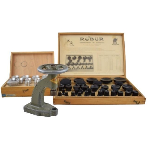 379 - Robur press and case back watchmaker's tool. Made in France. Boxed and complete with various attachm... 