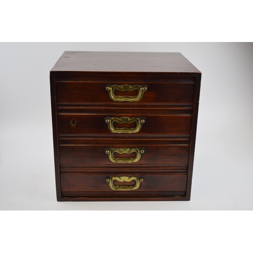 261A - Late Victorian mahogany 4 drawer chest of drawers with brass drawer handles, locking element but no ... 