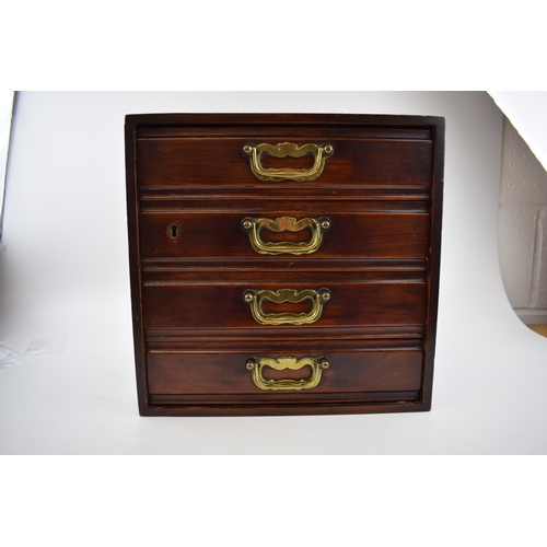 261A - Late Victorian mahogany 4 drawer chest of drawers with brass drawer handles, locking element but no ... 