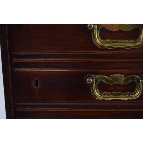 261A - Late Victorian mahogany 4 drawer chest of drawers with brass drawer handles, locking element but no ... 