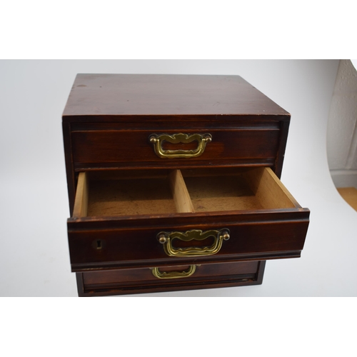 261A - Late Victorian mahogany 4 drawer chest of drawers with brass drawer handles, locking element but no ... 