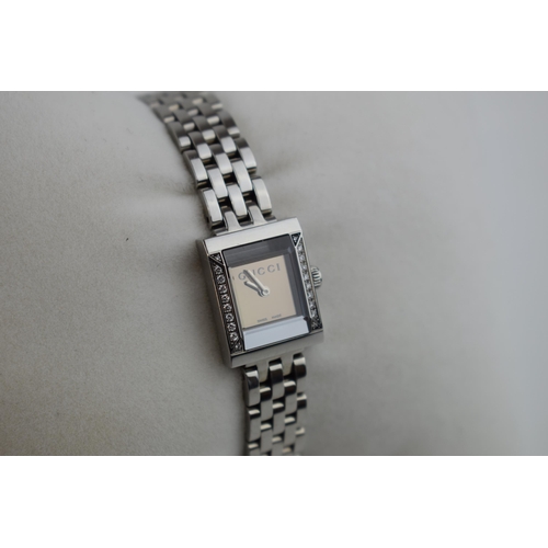 387 - A ladies Gucci fashion watch with Swiss quartz movement. Black rectangular dial with applied baton m... 