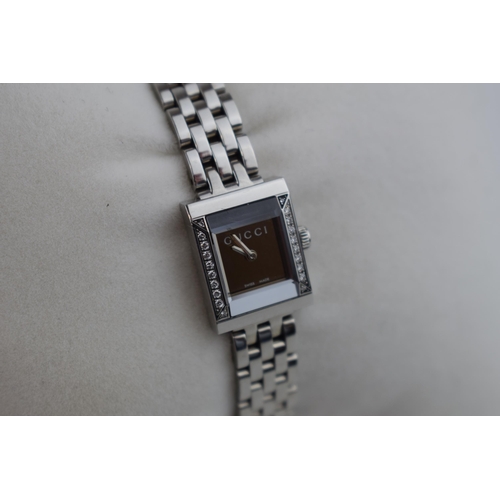 387 - A ladies Gucci fashion watch with Swiss quartz movement. Black rectangular dial with applied baton m... 