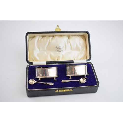 550 - Boxed silver cruet set, London 1923, blue glass liners, 49.7 grams of silver.