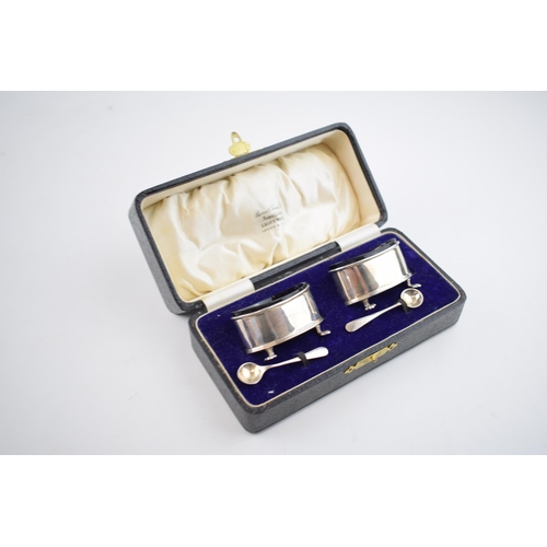 550 - Boxed silver cruet set, London 1923, blue glass liners, 49.7 grams of silver.