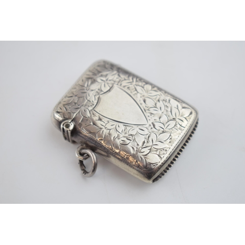 552 - Silver vesta case, engraved decoration, vacant cartouche, Birmingham 1912, 25.1 grams.