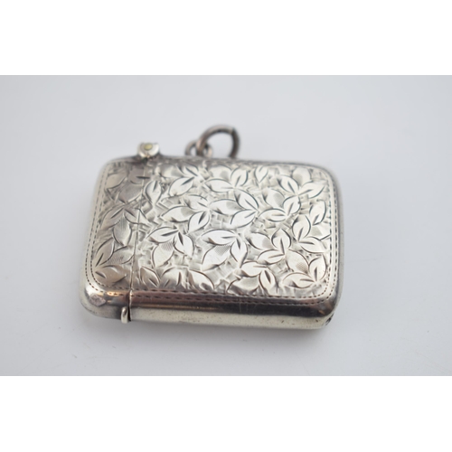 552 - Silver vesta case, engraved decoration, vacant cartouche, Birmingham 1912, 25.1 grams.