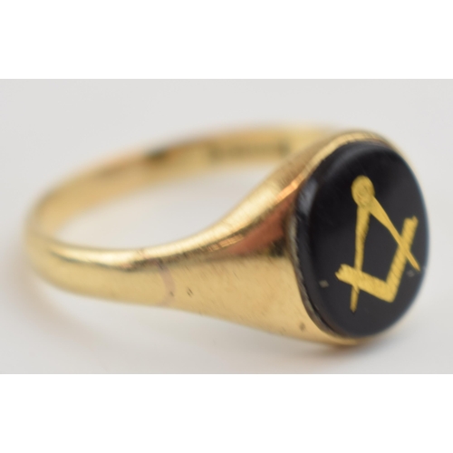 565 - 9ct gold ring, with masonic decoration to central onyx, 4.4 grams, size Y.