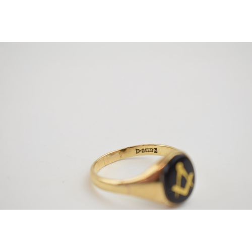 565 - 9ct gold ring, with masonic decoration to central onyx, 4.4 grams, size Y.