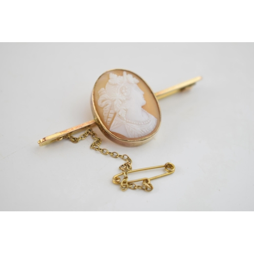 568 - 9ct gold bar brooch with cameo insert, 4.4 grams, 5.5cm wide.