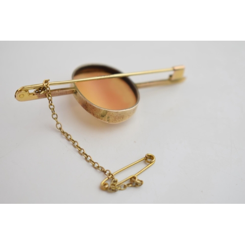 568 - 9ct gold bar brooch with cameo insert, 4.4 grams, 5.5cm wide.