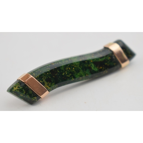 572 - 9ct gold bar brooch set with malachite, metal pin, 4.2 grams, 5cm long.