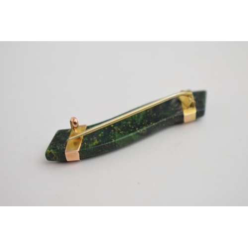 572 - 9ct gold bar brooch set with malachite, metal pin, 4.2 grams, 5cm long.