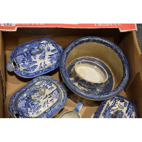 107 - A group of 19th century blue and white transfer printed Willow pattern wares, to include sauce turee... 