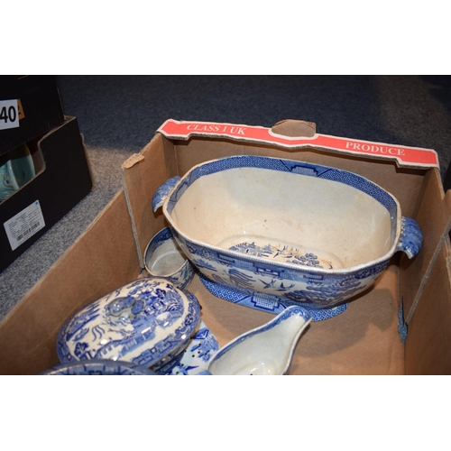 107 - A group of 19th century blue and white transfer printed Willow pattern wares, to include sauce turee... 