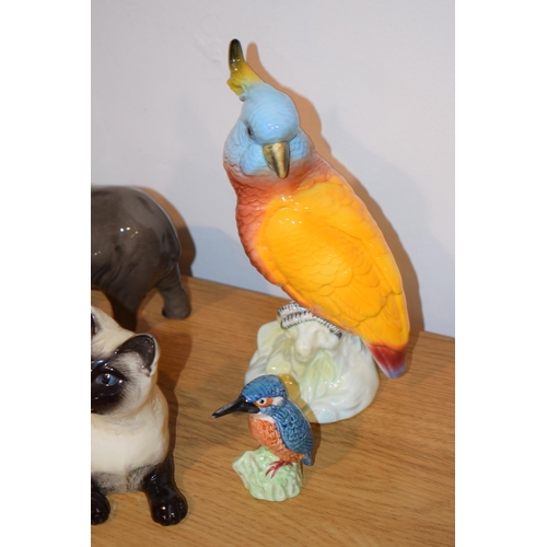 167 - Beswick to include an elephant, a cockatoo 1180, a chihuahua, a kingfisher and a Siamese cat (5).