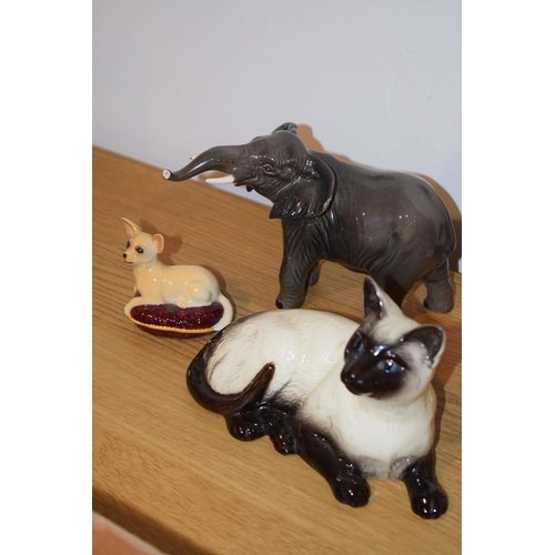 167 - Beswick to include an elephant, a cockatoo 1180, a chihuahua, a kingfisher and a Siamese cat (5).