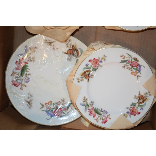 257 - Wedgwood tea ware in the Sandon pattern to include 6 cups, 6 saucers, 6 side plates, 6 20.5cm diamet... 