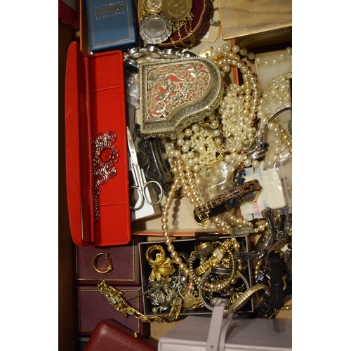 317 - A mixed collection of vintage and modern costume jewellery to include necklaces, earrings, pendants,... 