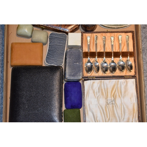 323 - A collection of Jewellery boxes to include vintage and antique examples together with a good selecti... 