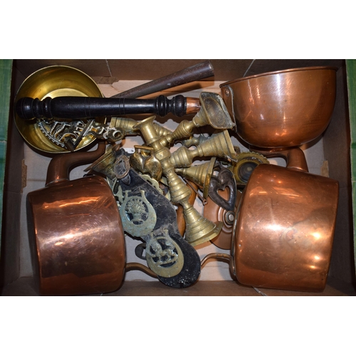 542 - A mixed collection of brass and copper items to include two antique copper kettles, pans, horse bras... 