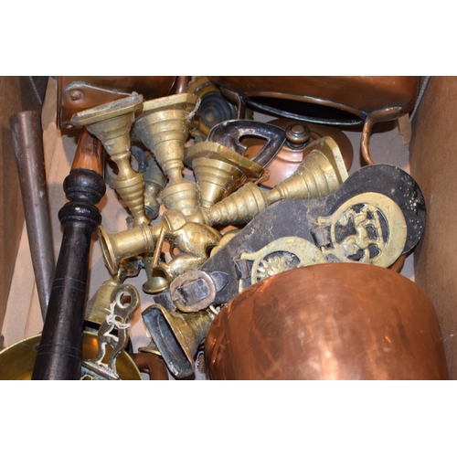 542 - A mixed collection of brass and copper items to include two antique copper kettles, pans, horse bras... 