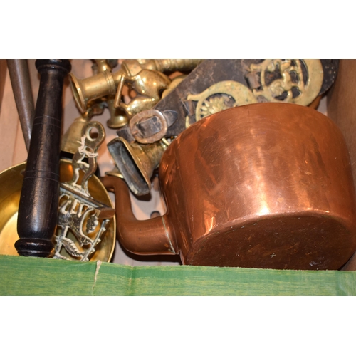 542 - A mixed collection of brass and copper items to include two antique copper kettles, pans, horse bras... 