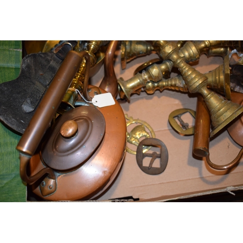 542 - A mixed collection of brass and copper items to include two antique copper kettles, pans, horse bras... 