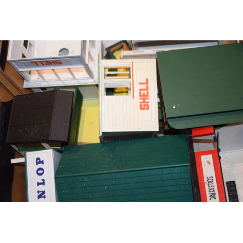 647 - A good collection of vintage Scalextric buildings to include boxed and unboxed parts. Boxed A/249 Ha... 