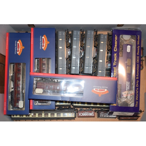 677 - A collection of Hornby Trains to include boxed Bachmann Branch-Line 1:76 scale BR MK1 BSK Coaches Ma... 