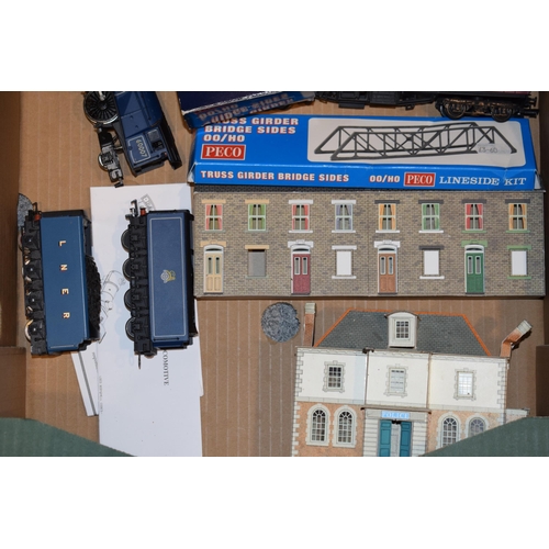 685 - A good collection of boxed and unboxed Bachmann 00 gauge model railway locomotive trains, DCC Ready.... 