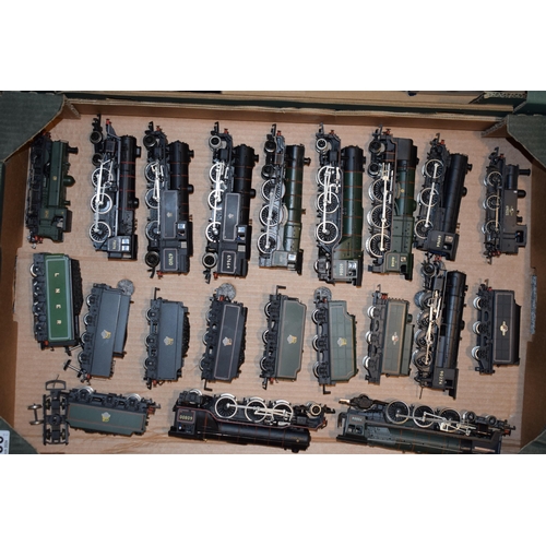 686 - A good collection of boxed and unboxed Bachmann 00 gauge model railway locomotive trains, DCC Ready.... 