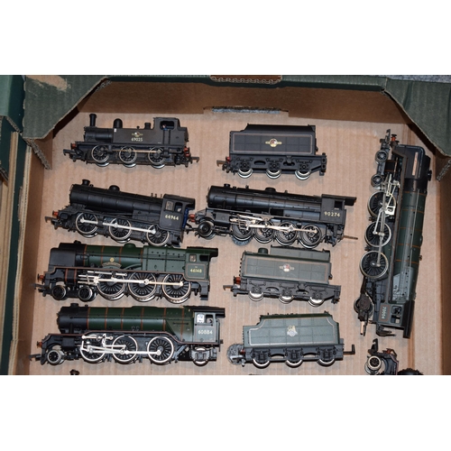 686 - A good collection of boxed and unboxed Bachmann 00 gauge model railway locomotive trains, DCC Ready.... 